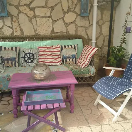Little House With Garden & Parking,few Steps From White Beach Apartment