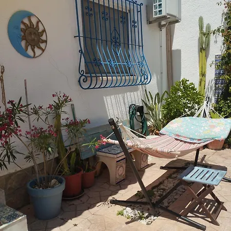 Little House With Garden & Parking,few Steps From White Beach